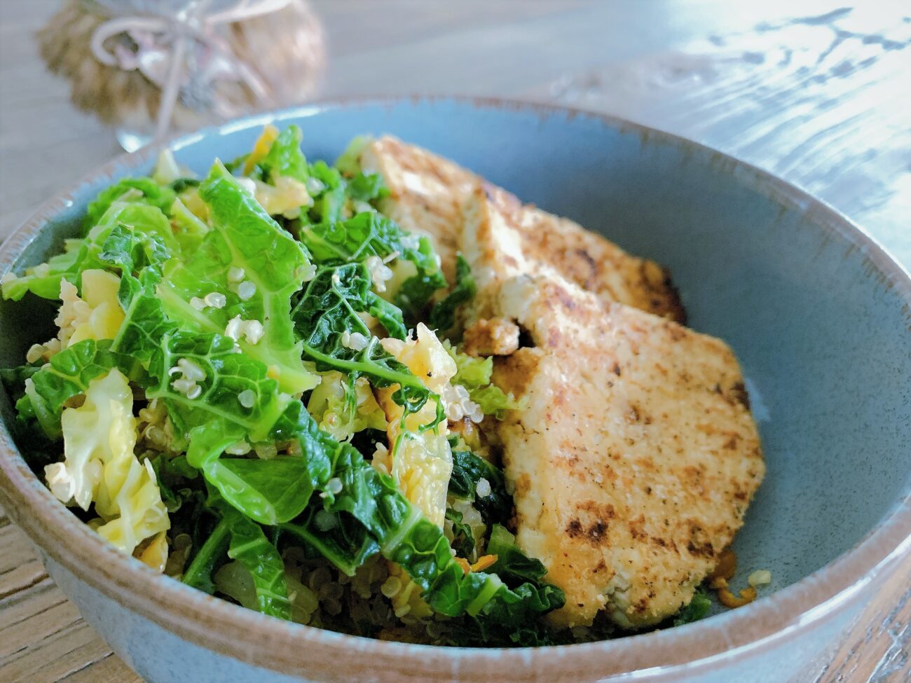 Uitstroom buste Faeröer Gegrilde tofu met groene kool quinoa – Time2cooK